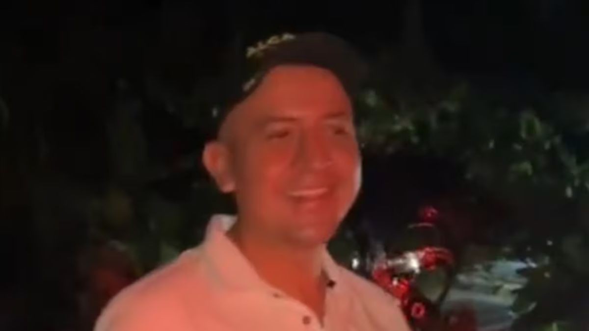 VIDEO Frente a su esposa y ciudadanos: Sicarios asesinan a alcalde en desfile navideño