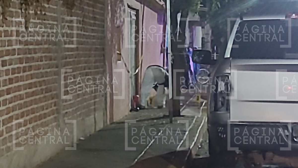 Intentó huir a una casa, pero murió; balean a una mujer mientras caminaba por la calle