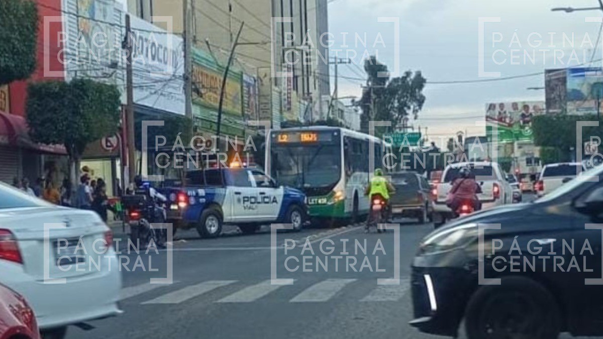 Segundo accidente del día: 'Oruga' atropella a otra abuelita, ahora en la Miguel Alemán