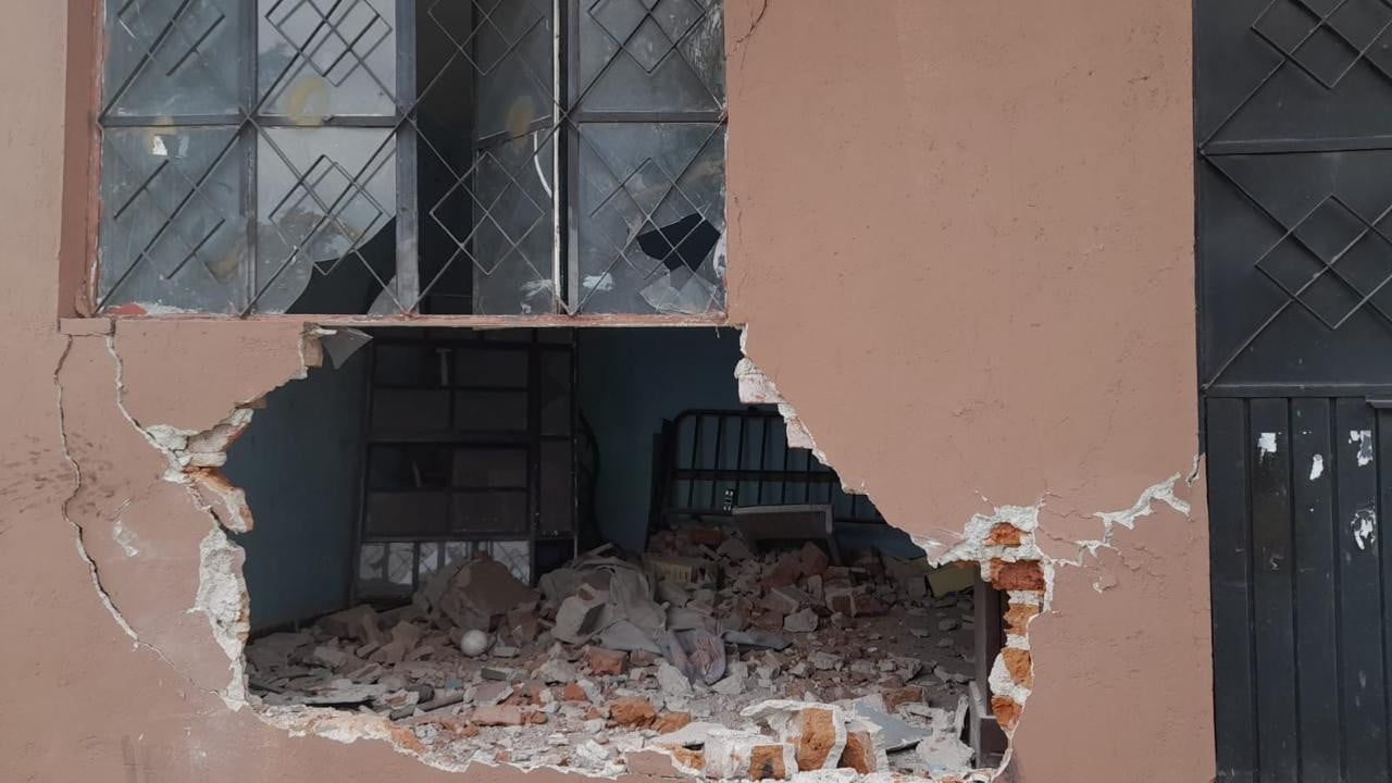 VIDEO Autos destrozan muros de varias casas; familias sufren miedo ante posible tragedia