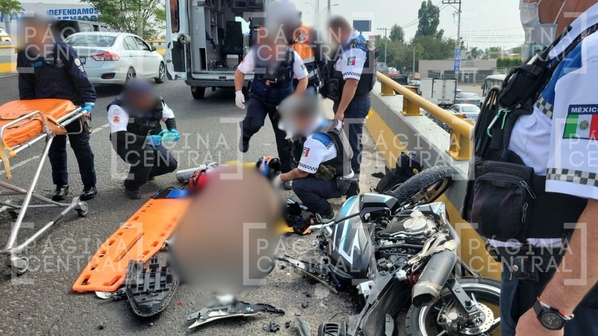 Joven iba por Morelos cuando tráiler lo chocó y huyó, su moto quedó destrozada y él muy grave