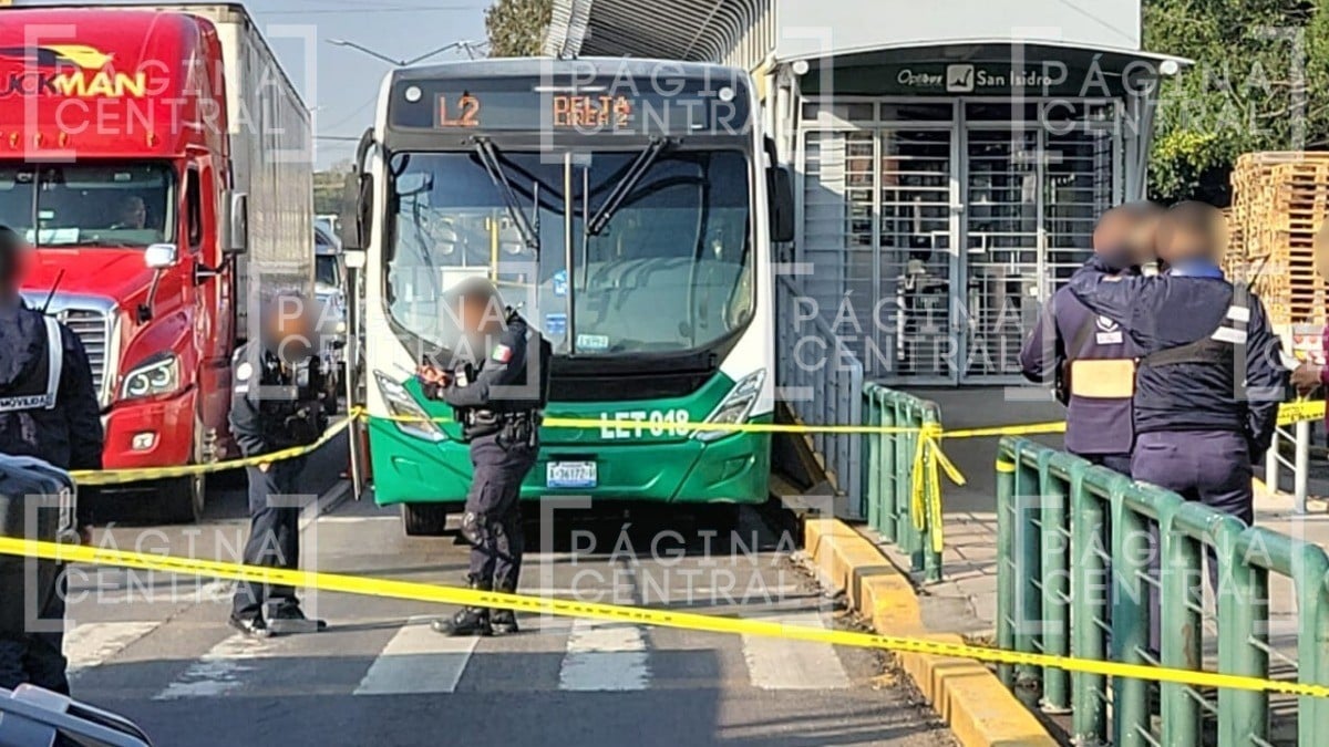 ¡Tragedia en la 'oruga'! Abuelita cae de plataforma para abordar y muere atropellada