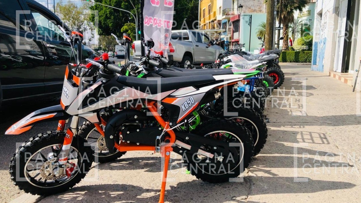 Aumentan en León negocios de motos para niños, pero son de gasolina y corren hasta 50 k/h