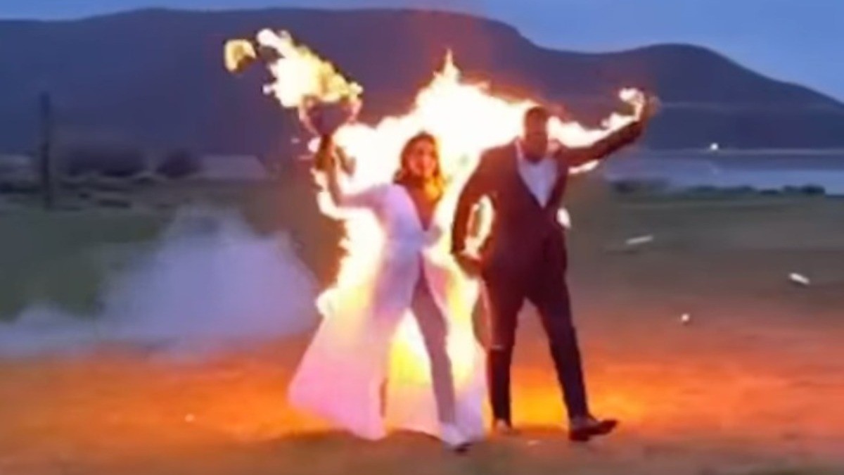 VIDEO ¡Arden redes! Entrada de estos novios envueltos en llamas divide a cibernautas