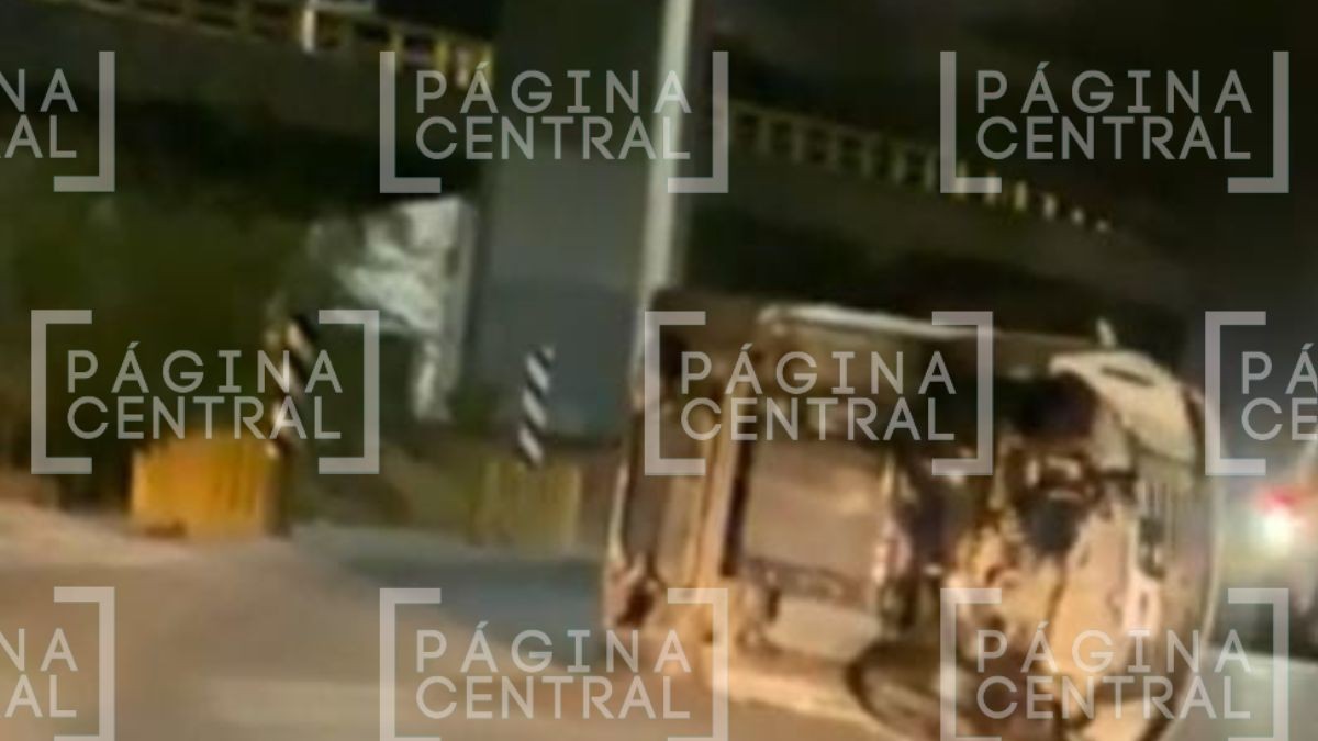 Chocó contra muro: Conductor pierde el control de auto y termina volcado 