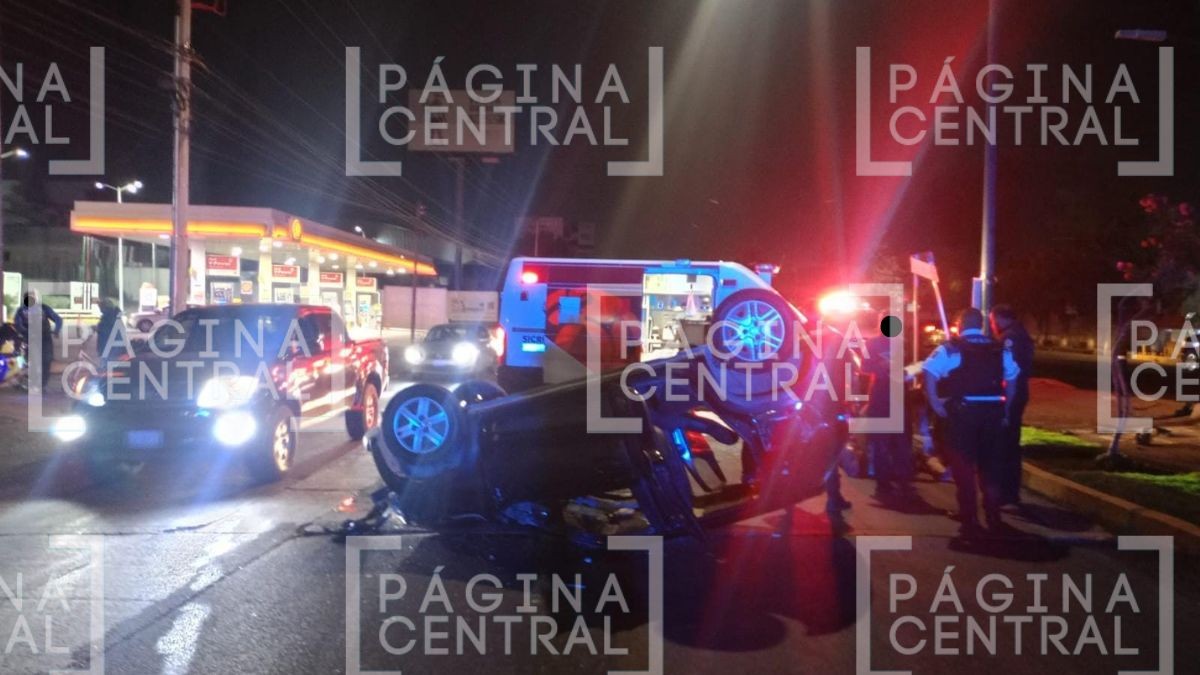 Dio volantazo: Conductor choca y vuelca en pleno bulevar, en León 
