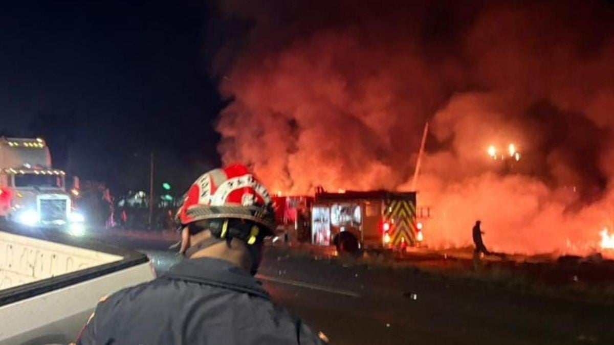Fue consumido por el fuego: Fatal choque e incendio de tráileres deja a conductor sin vida