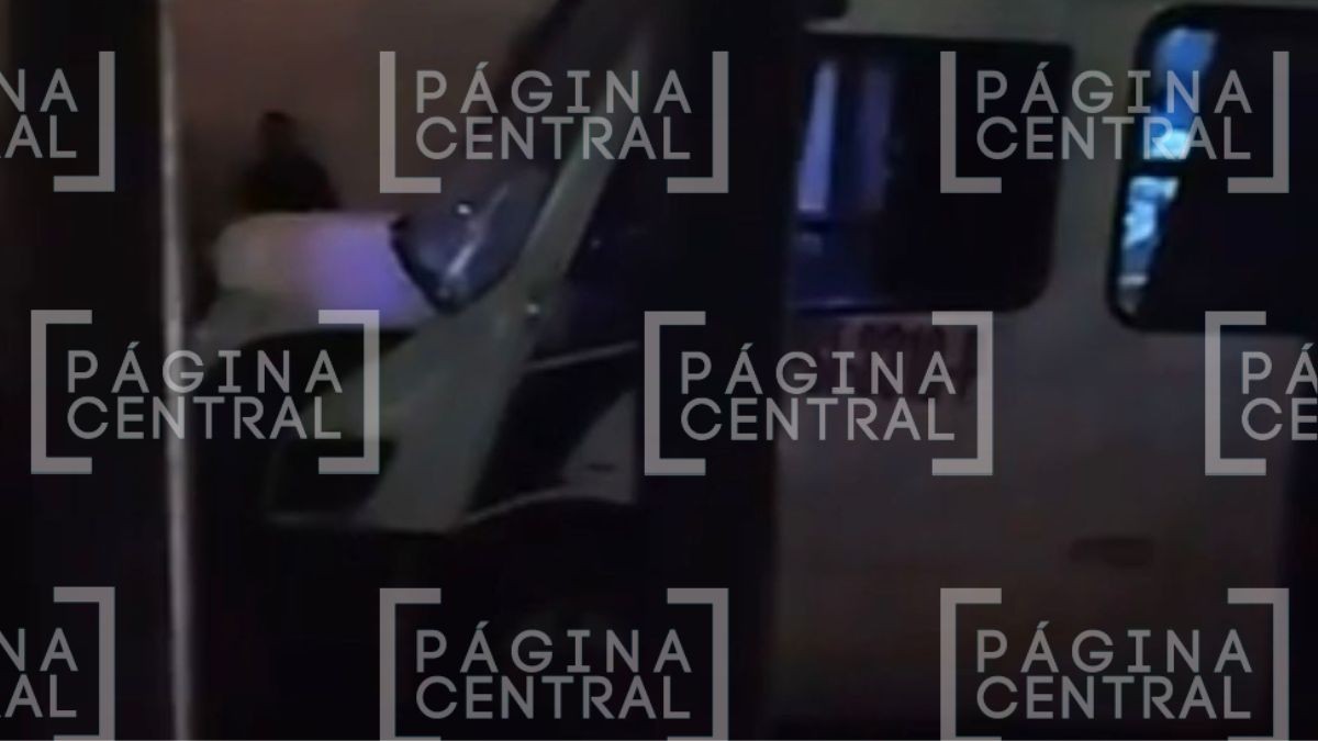 Terminó dentro de parque: Transporte de personal pierde control y derrapa 100 metros