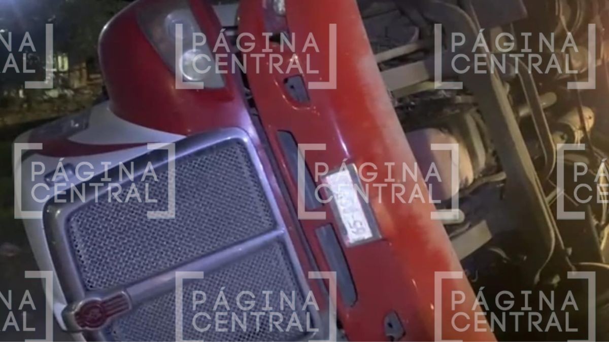 El peso le ganó: Tráiler termina volcado al dar vuelta en glorieta