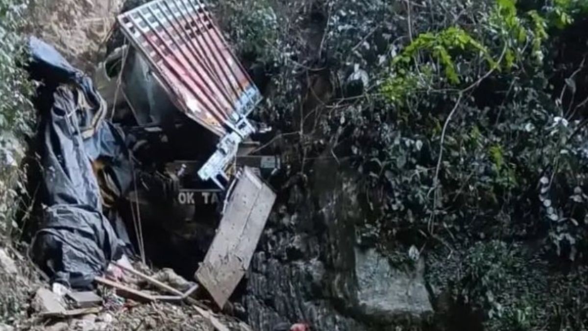 VIDEO Camión cayó a barranco: Mueren al menos 18 trabajadores tras accidente vial 