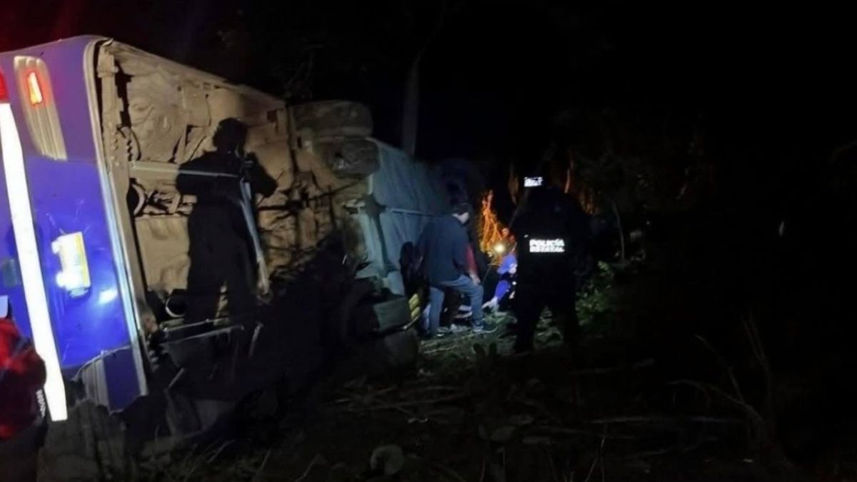 Trágico accidente: 5 personas murieron y 27 están heridas tras caída de autobús a barranco