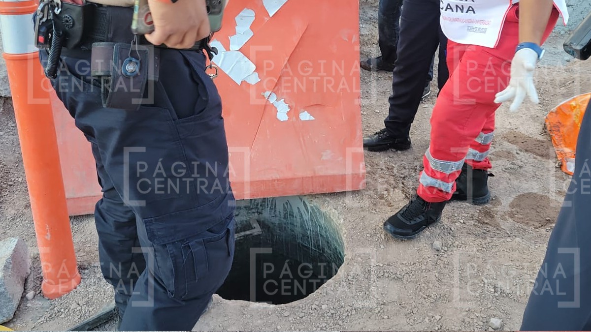 Cae hombre a coladera de seis metros de profundidad en calle en reparación