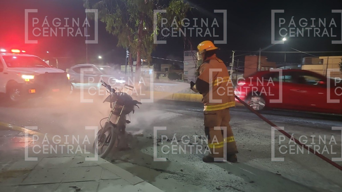 Riña en el Malecón del Río termina con motocicleta ¡incendiada intencionalmente!
