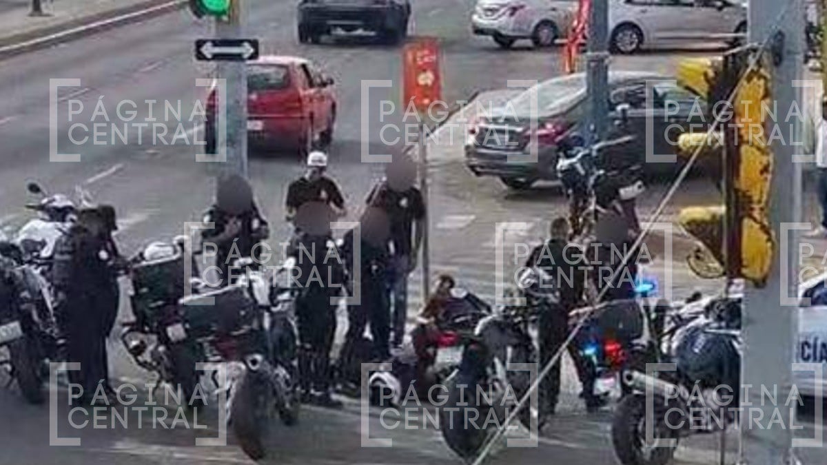 Policía de León derrapa en moto en esta zona de León y esto le pasó