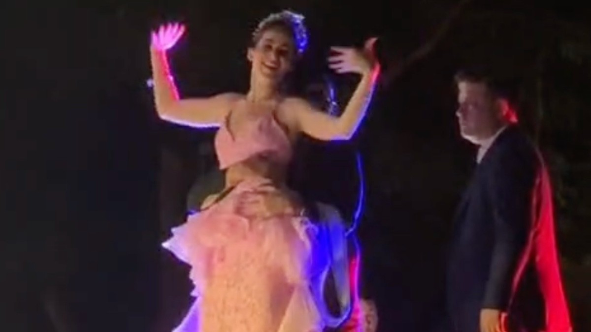 VIDEO ¡Escándalo! Bajan a la fuerza a Fátima Bosch de carro alegórico