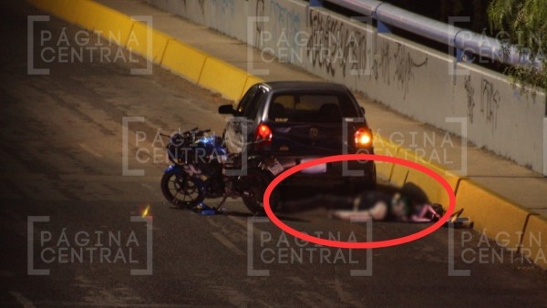 ¡De lleno! Motociclista murió al no alcanzar a frenar y chocar con auto, su casco se partió