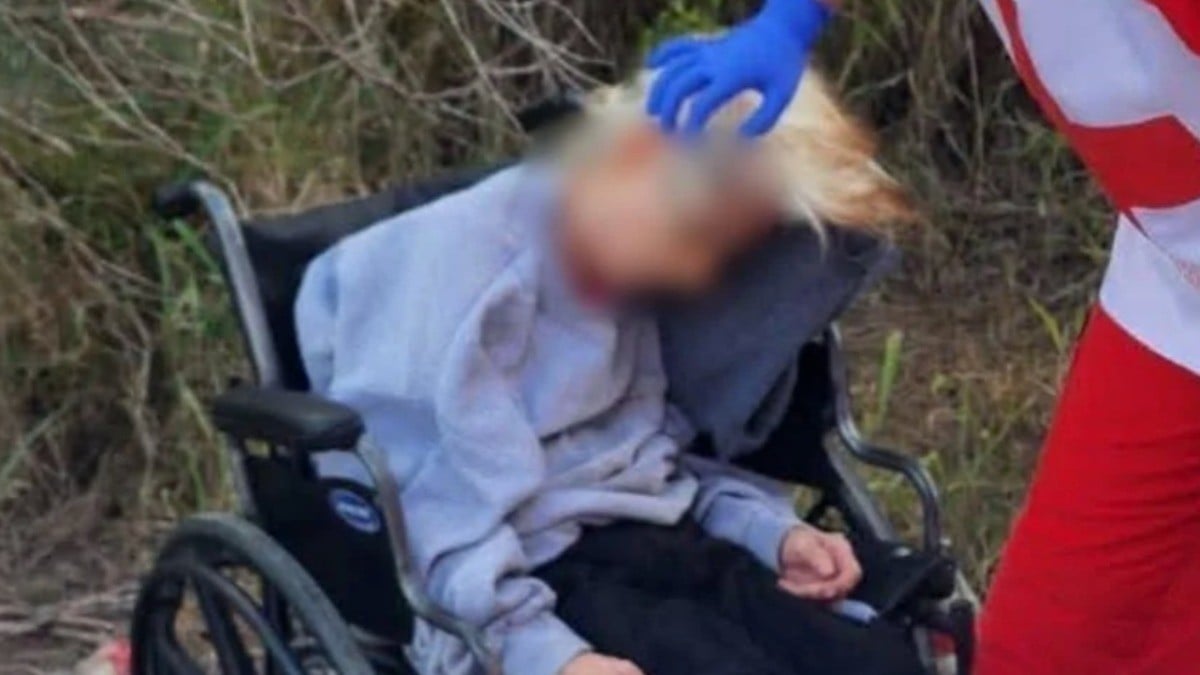 ¡Qué indignación! Abandonan a anciana en silla de ruedas en esta carretera