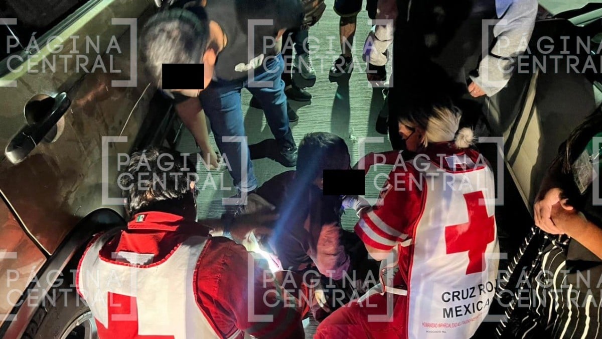 ¡Quedó debajo de auto! Hombre con síndrome de Down cruzó sin cuidado y lo atropellaron