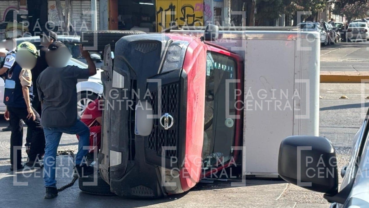 ¡'Cheves' abajoooo! Vuelca camioneta al girar en esta calle de León