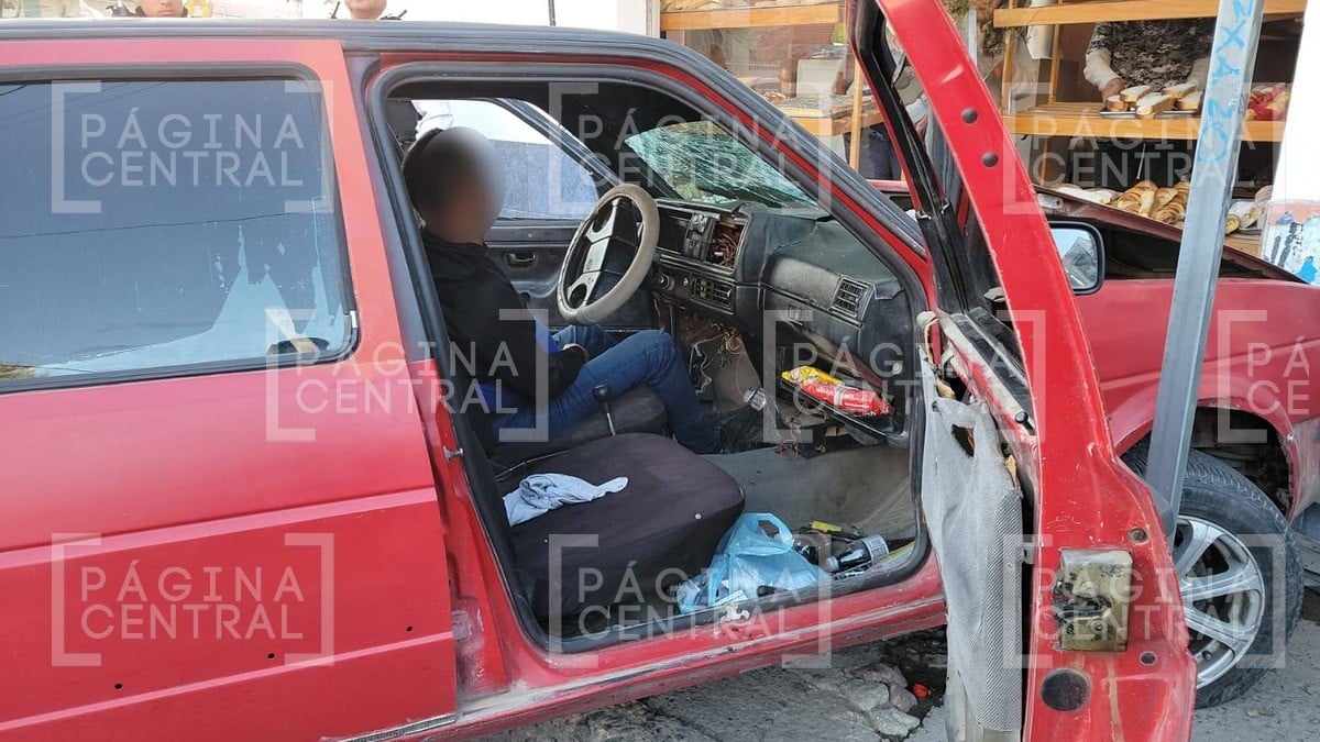 ¡Qué susto! Adultos mayores chocan contra panadería y terminan en el hospital