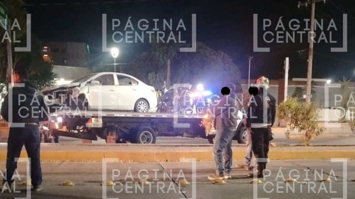 No respetó luz roja: Choca motociclista contra automóvil cerca del IMSS