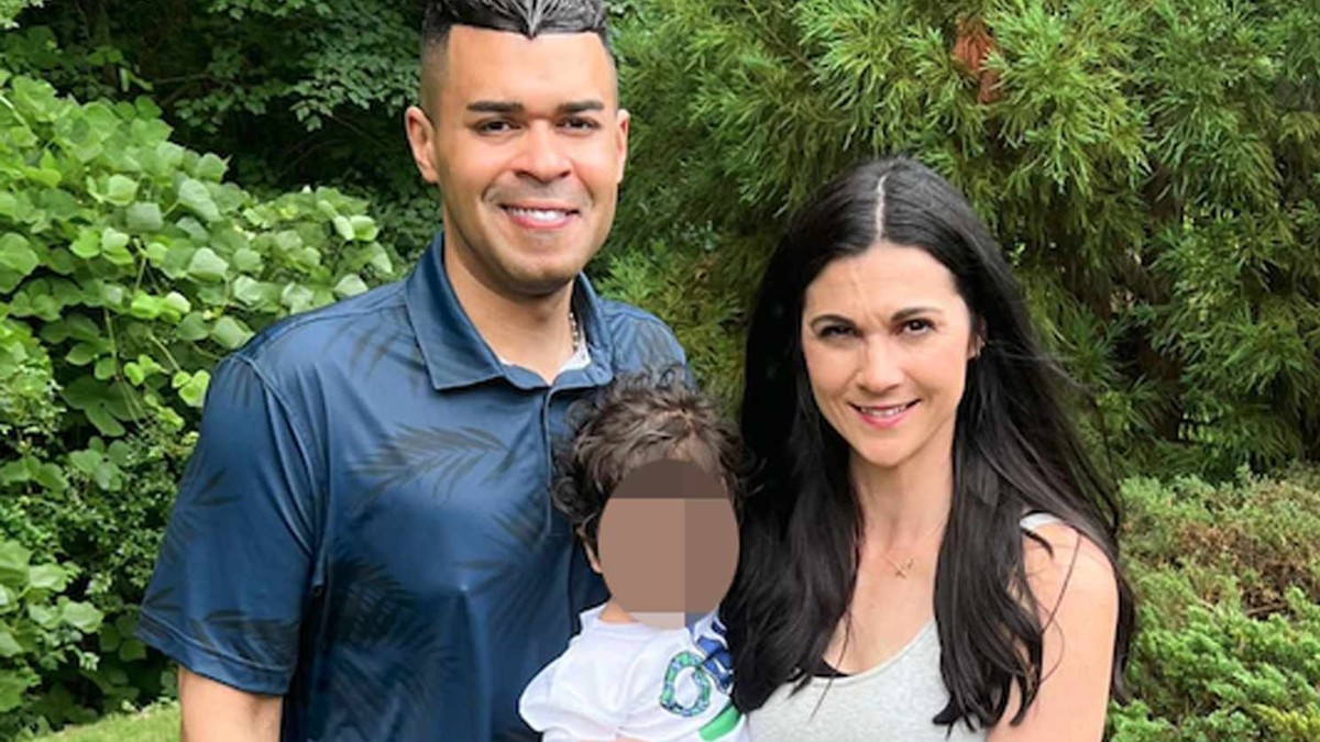 Su pequeño hijo estaba con ellos: Localizan muertos a ex periodista y su esposo en casa