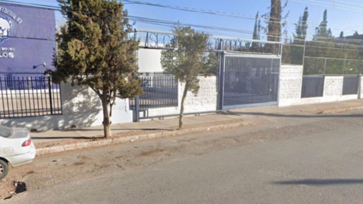 ¡Conmoción en secundaria! Encuentran a maestro de español sin vida en los baños