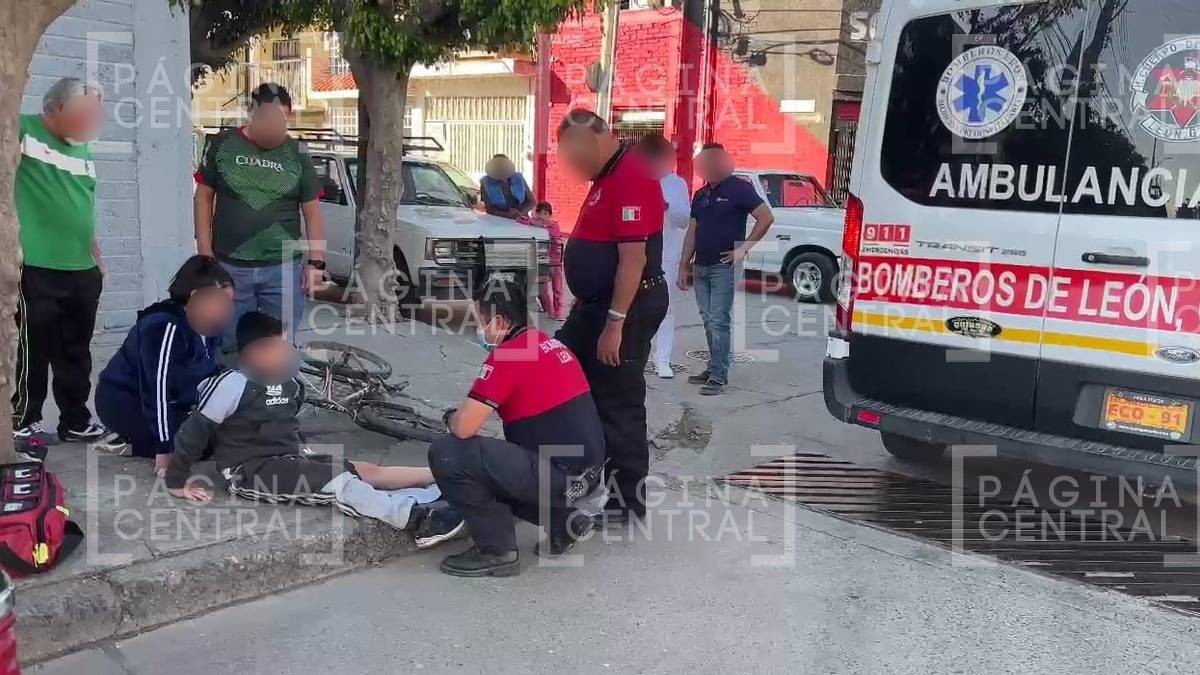 Niño se bajó de la banqueta con su bicicleta y fue arrollado por un auto; esto pasó