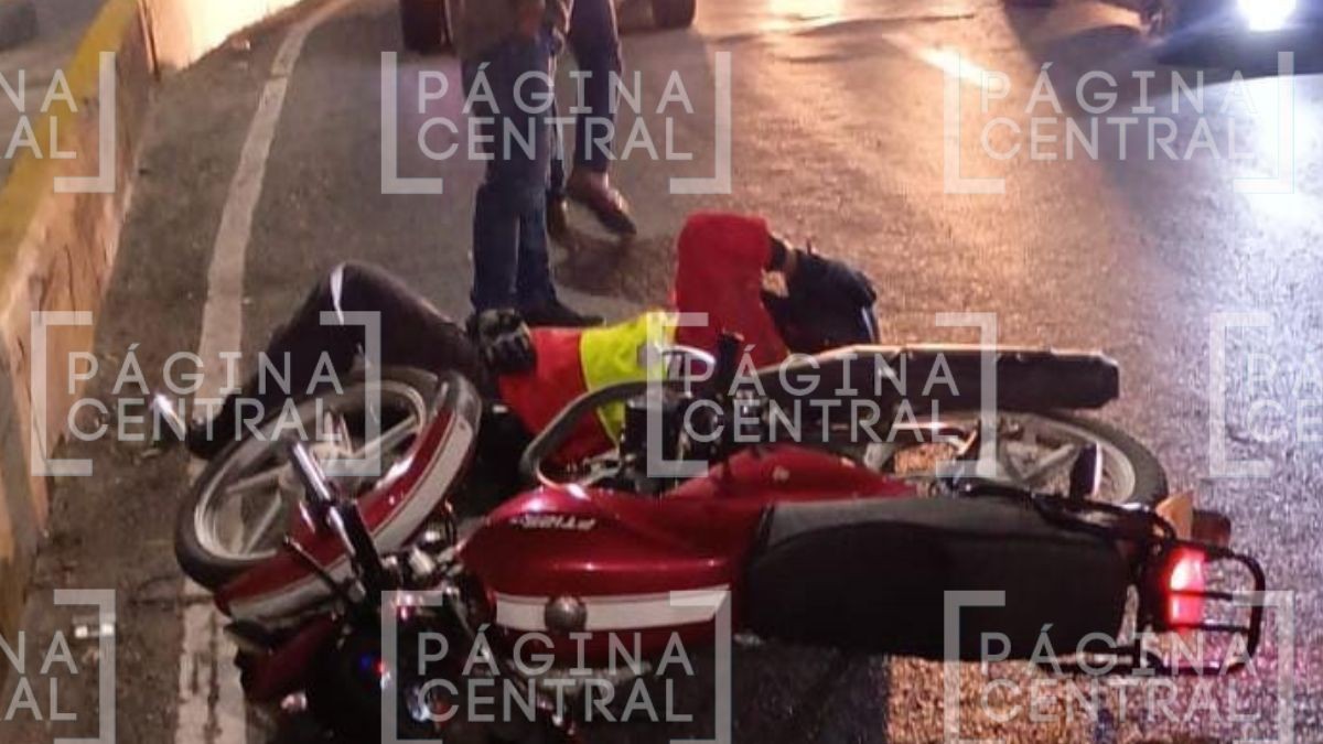 Iba a su trabajo: Motociclista pierde el control y choca contra muro 