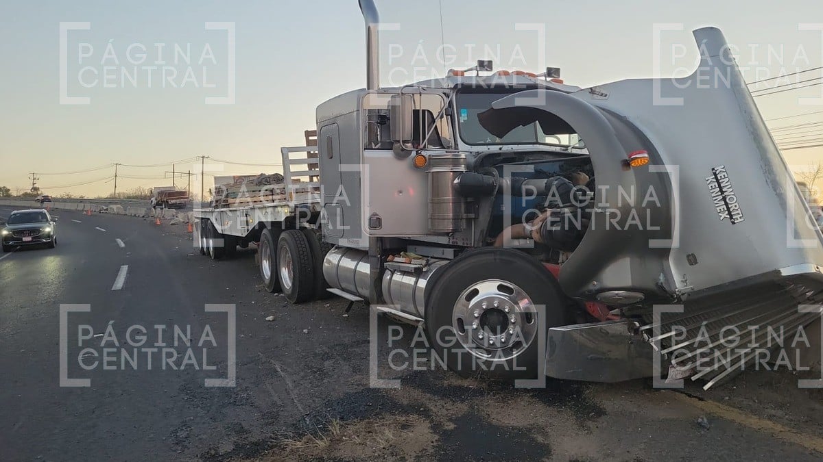 Caos vial en la León-Lagos; tráiler pierde el control y destroza muro en ‘Curva del Pato’