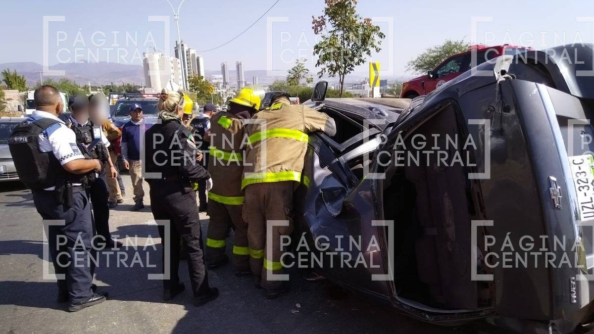Conductor choca contra objeto fijo, vuelca y queda gravemente herido en esta zona de León