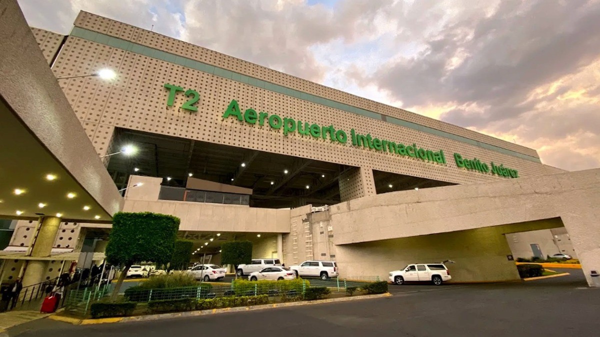 VIDEO Caos en el AICM: Piloto se 'atrinchera' en avión tras presunto despido