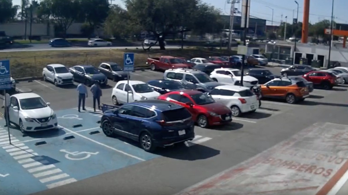 VIDEO Captan momento justo de intento de asalto a cuentahabiente en Vía Alta