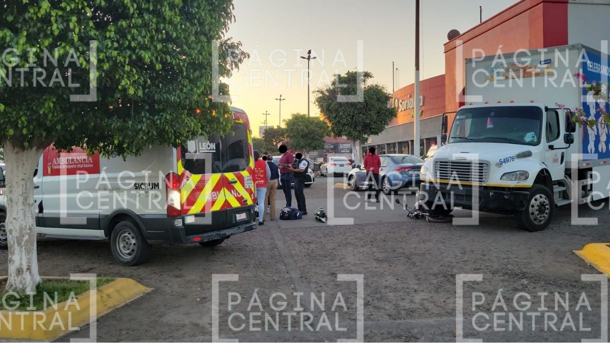 VIDEO Moto quedó debajo de llanta: ‘Biker’ es atropellado por camión en estacionamiento