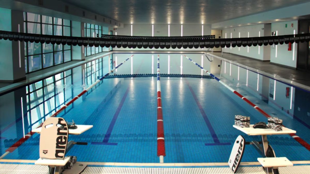 Se desvaneció repentinamente: Muere mujer durante clase de natación en gimnasio