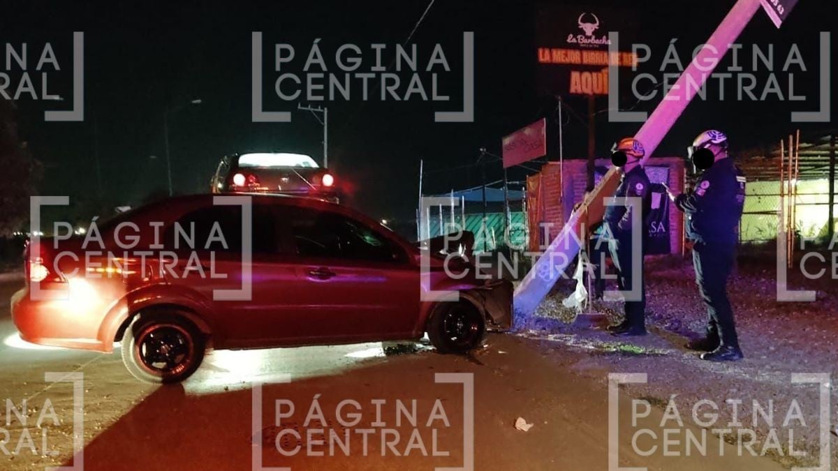 Casi tumba poste: Conductor pierde el control de auto y choca