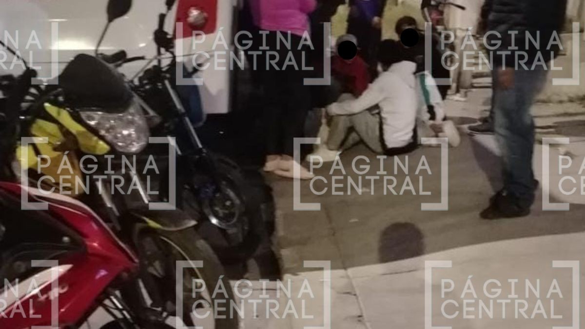Estaba cruzando la calle: Mujer es atropellada por motociclista