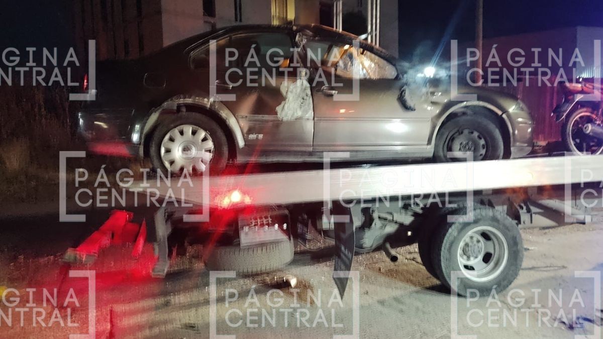 ¡Qué susto! Conductor choca contra poste y su auto termina llantas arriba 
