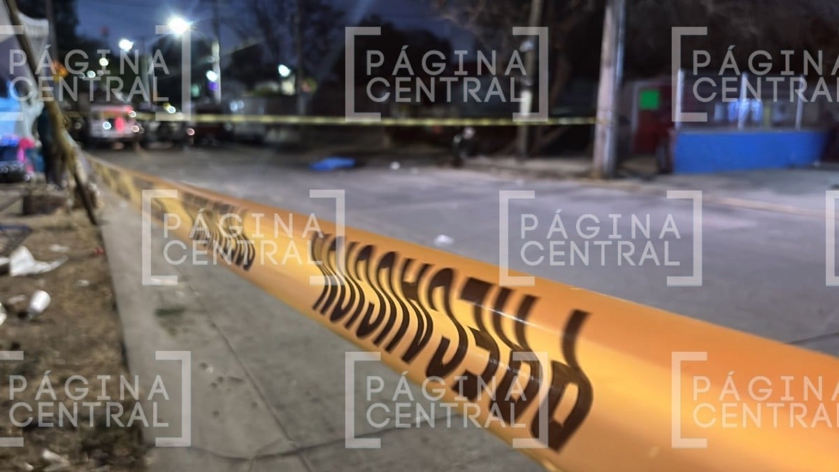 ¡Quedó a media calle! Hombre se desploma y muere en Valle Delta