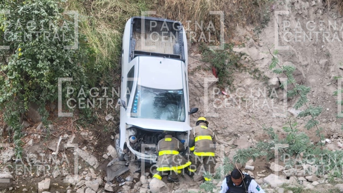 ¡Hasta el fondo! Camioneta vuelca y cae al arroyo en la Colonia Ibarrilla