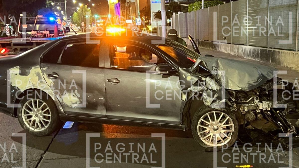 Iba a recoger a su esposa: Conductor se queda dormido y choca contra empresa 