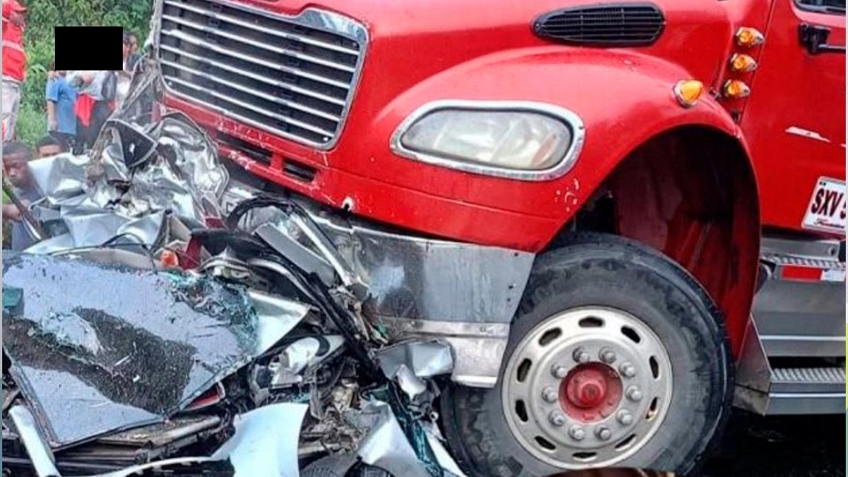 VIDEO Tráiler embiste a familia a toda velocidad, menor 'se salvó de milagro' por bajar al baño