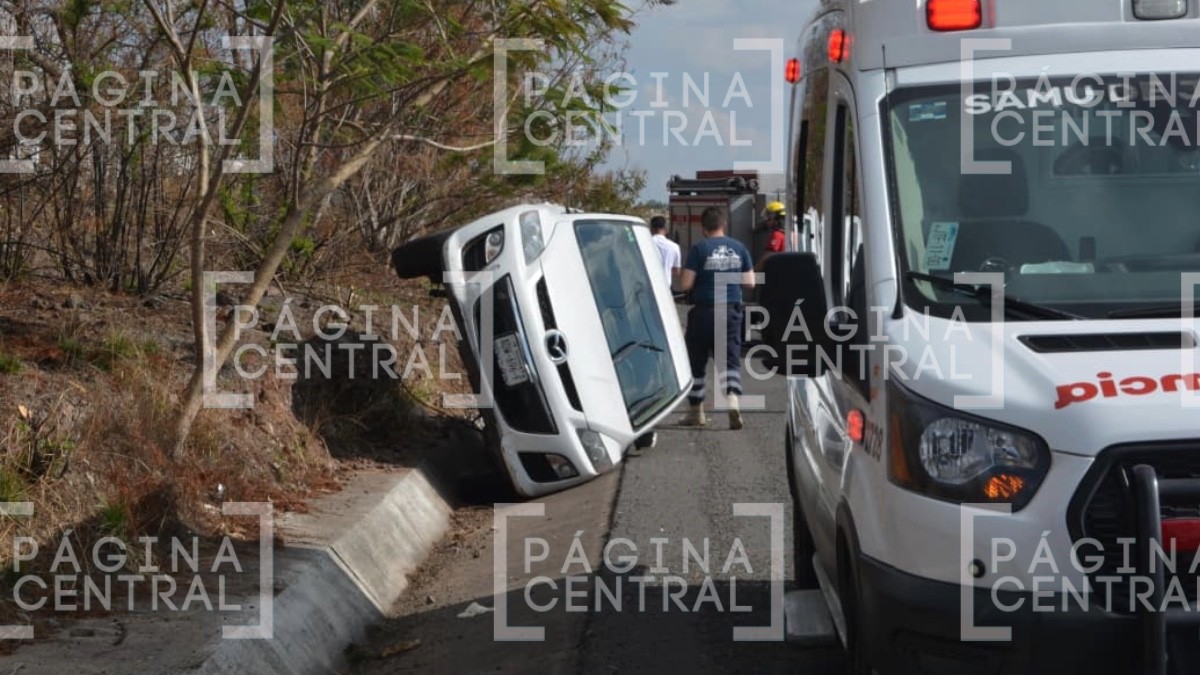 ¡Pierden el control y caen de lado! Volcadura en la León-Lagos de Moreno