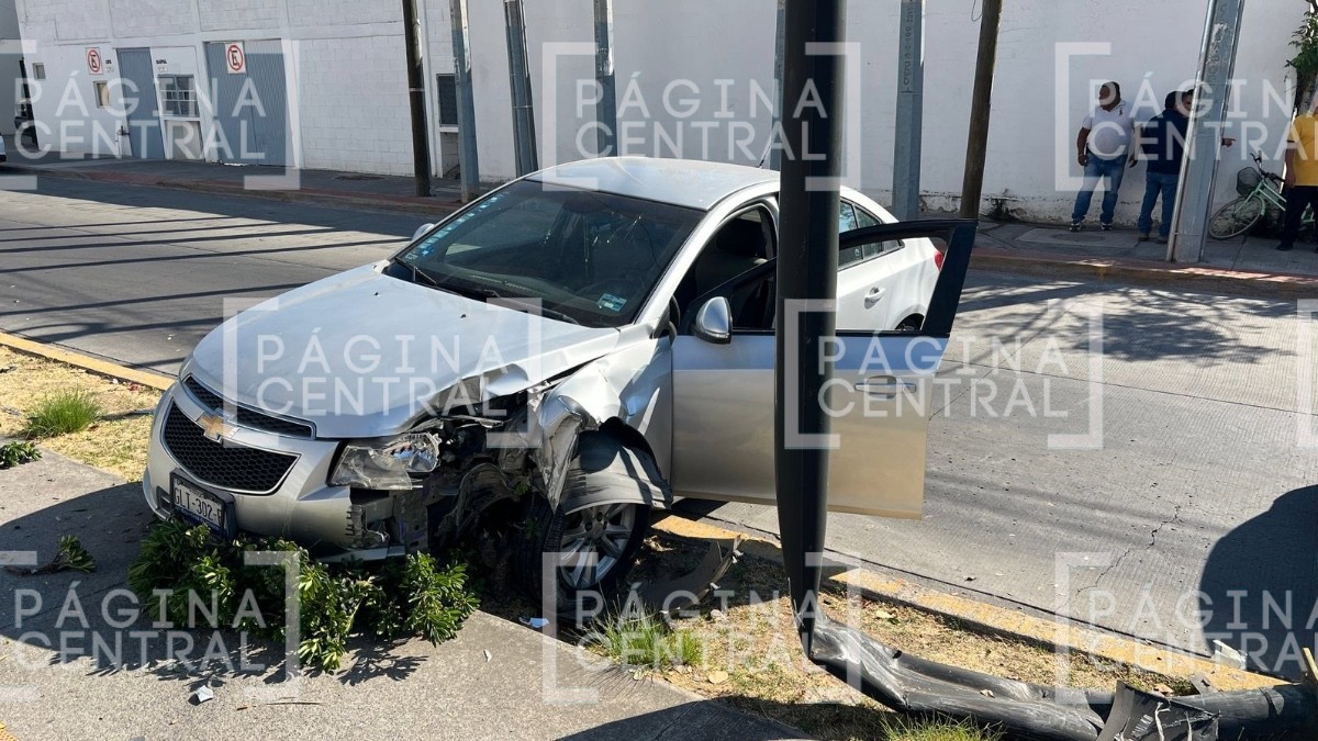 ¿Por compras de pánico? Choca contra poste en víspera de Navidad sobre Hermenegildo Bustos