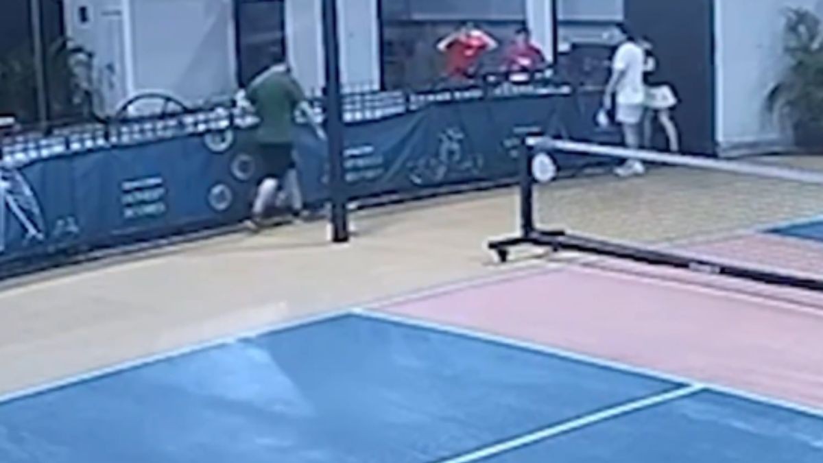 VIDEO Por una pelota: Muere deportista al caer desde el tercer piso 