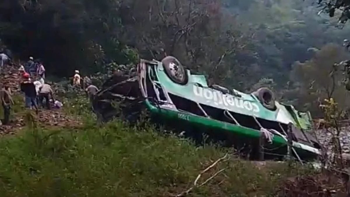 Volcadura de autobús deja 8 muertos en Veracruz