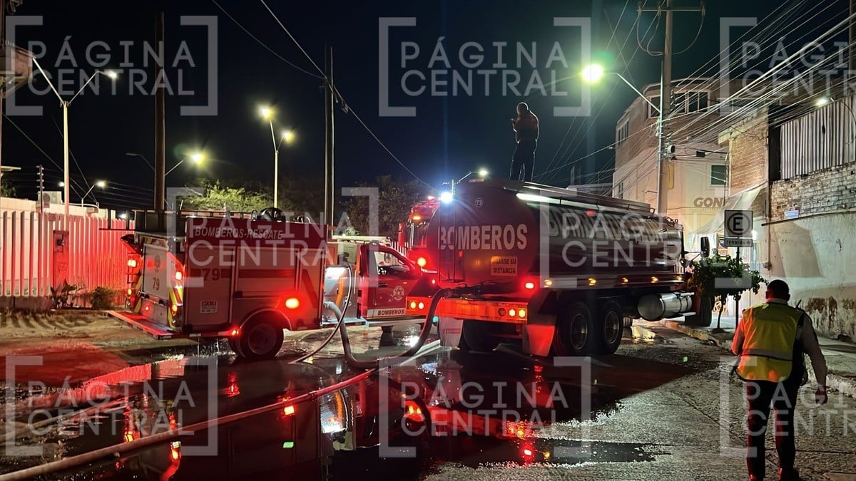 ¡Se incendia recicladora! Vecinos escucharon estallidos de pirotecnia