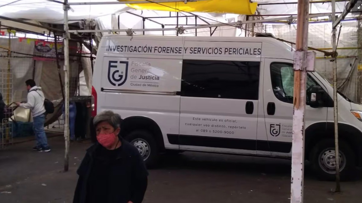 Comerciantes hallan cuerpo embolsado entre los puestos de este tianguis