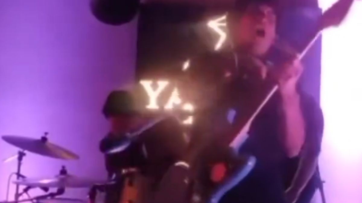 VIDEO Frente a fans: Cantante sufre descarga eléctrica al tocar micrófono 