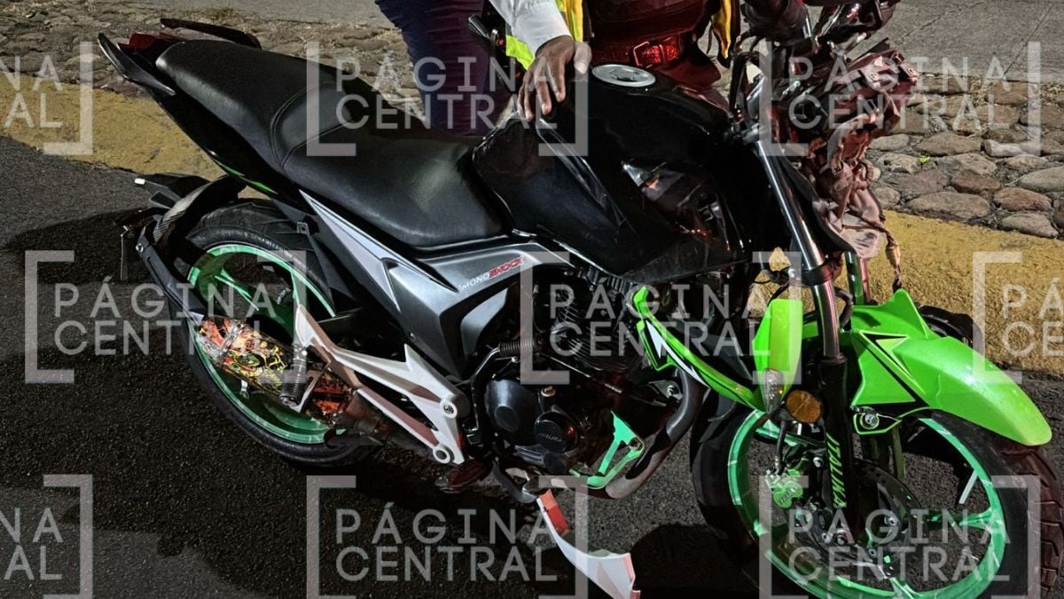 Salió proyectado: Motociclista sufre accidente al chocar contra auto